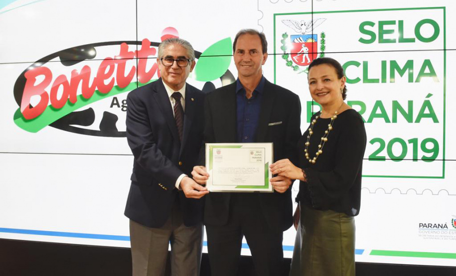 O Prêmio Selo Clima Paraná 2019 foi entregue nesta quinta-feira (07) a 36 empresas que, voluntariamente, decidiram medir, divulgar e reduzir as emissões de gases de efeito estufa, causadores do aquecimento global e das mudanças climáticas. O mais importante deles é o dióxido de carbono (CO2). Foto: Denis Ferreira Netto/AEN