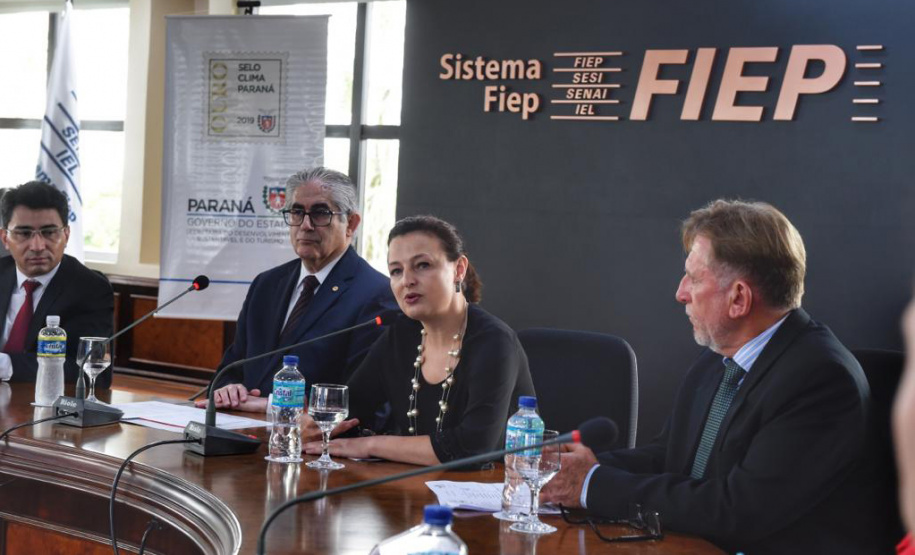 O Prêmio Selo Clima Paraná 2019 foi entregue nesta quinta-feira (07) a 36 empresas que, voluntariamente, decidiram medir, divulgar e reduzir as emissões de gases de efeito estufa, causadores do aquecimento global e das mudanças climáticas. O mais importante deles é o dióxido de carbono (CO2). Foto: Denis Ferreira Netto/AEN