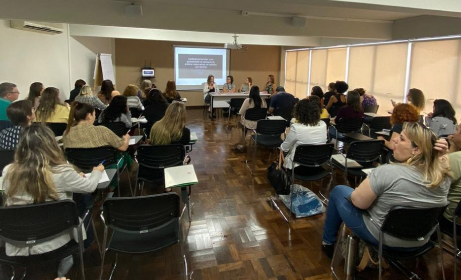 Agentes que atuam nas Unidades de Socioeducação participam nesta quarta e quinta-feira (06 e 07) de um curso na Escola de Magistratura do Paraná, em Curitiba. O objetivo é a especializar esses profissionais para o trabalho com as famílias dos adolescentes em cumprimento de medida socioeducativa de internação provisória, internação e semiliberdade.Foto:Divulgação/ SEJUF