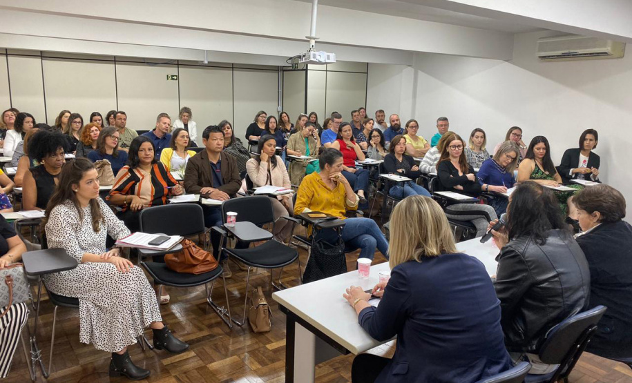 Agentes que atuam nas Unidades de Socioeducação participam nesta quarta e quinta-feira (06 e 07) de um curso na Escola de Magistratura do Paraná, em Curitiba. O objetivo é a especializar esses profissionais para o trabalho com as famílias dos adolescentes em cumprimento de medida socioeducativa de internação provisória, internação e semiliberdade.Foto:Divulgação/ SEJUF