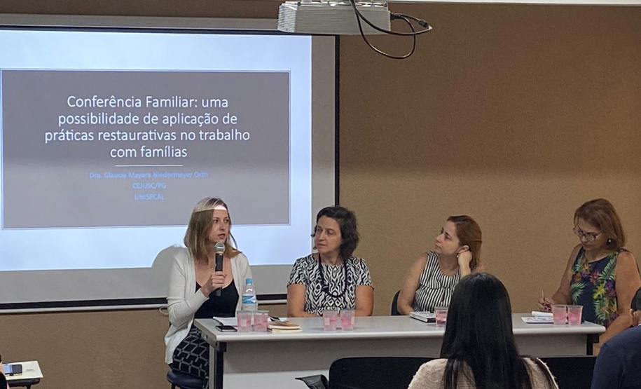 Agentes que atuam nas Unidades de Socioeducação participam nesta quarta e quinta-feira (06 e 07) de um curso na Escola de Magistratura do Paraná, em Curitiba. O objetivo é a especializar esses profissionais para o trabalho com as famílias dos adolescentes em cumprimento de medida socioeducativa de internação provisória, internação e semiliberdade.Foto:Divulgação/ SEJUF