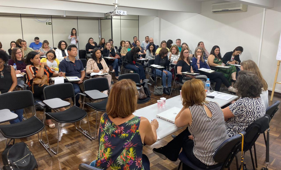 Agentes que atuam nas Unidades de Socioeducação participam nesta quarta e quinta-feira (06 e 07) de um curso na Escola de Magistratura do Paraná, em Curitiba. O objetivo é a especializar esses profissionais para o trabalho com as famílias dos adolescentes em cumprimento de medida socioeducativa de internação provisória, internação e semiliberdade.Foto:Divulgação/ SEJUF