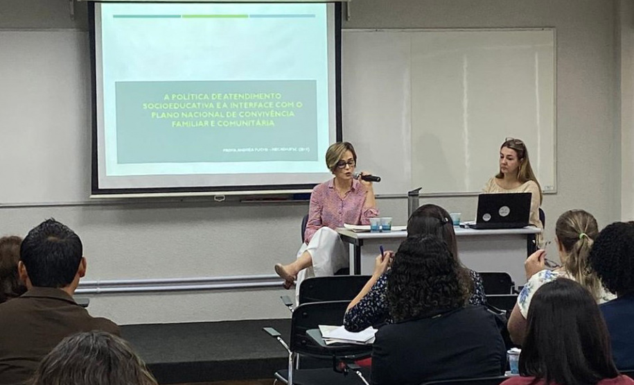 Agentes que atuam nas Unidades de Socioeducação participam nesta quarta e quinta-feira (06 e 07) de um curso na Escola de Magistratura do Paraná, em Curitiba. O objetivo é a especializar esses profissionais para o trabalho com as famílias dos adolescentes em cumprimento de medida socioeducativa de internação provisória, internação e semiliberdade.Foto:Divulgação/ SEJUF