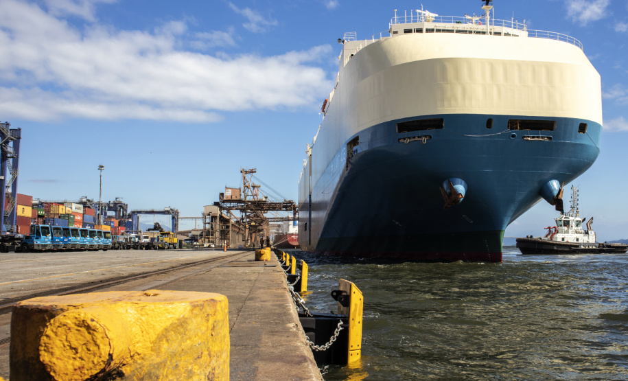 O tempo de espera para atracar nos portos paranaenses reduziu 26% de janeiro a outubro deste ano, em comparação com o mesmo período de 2018. Em 2019, em média, os navios aguardaram quatro dias entre o momento que anunciaram a chegada até encostar no cais. Nos dez primeiros meses do ano passado esse tempo era de 5,4 dias. Curitiba, 08-11-2019