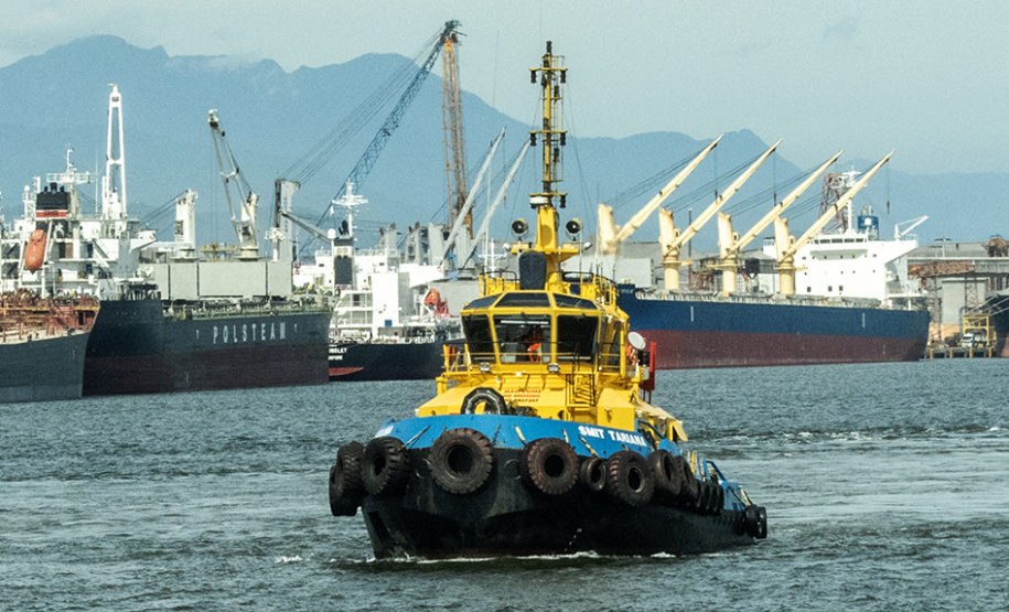 O tempo de espera para atracar nos portos paranaenses reduziu 26% de janeiro a outubro deste ano, em comparação com o mesmo período de 2018. Em 2019, em média, os navios aguardaram quatro dias entre o momento que anunciaram a chegada até encostar no cais. Nos dez primeiros meses do ano passado esse tempo era de 5,4 dias. Curitiba, 08-11-2019
