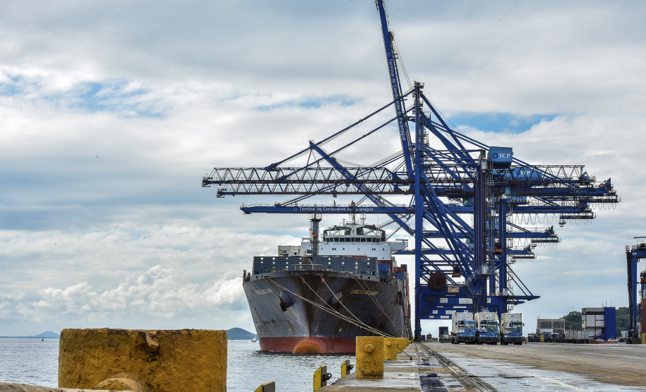 O tempo de espera para atracar nos portos paranaenses reduziu 26% de janeiro a outubro deste ano, em comparação com o mesmo período de 2018. Em 2019, em média, os navios aguardaram quatro dias entre o momento que anunciaram a chegada até encostar no cais. Nos dez primeiros meses do ano passado esse tempo era de 5,4 dias. Curitiba, 08-11-2019