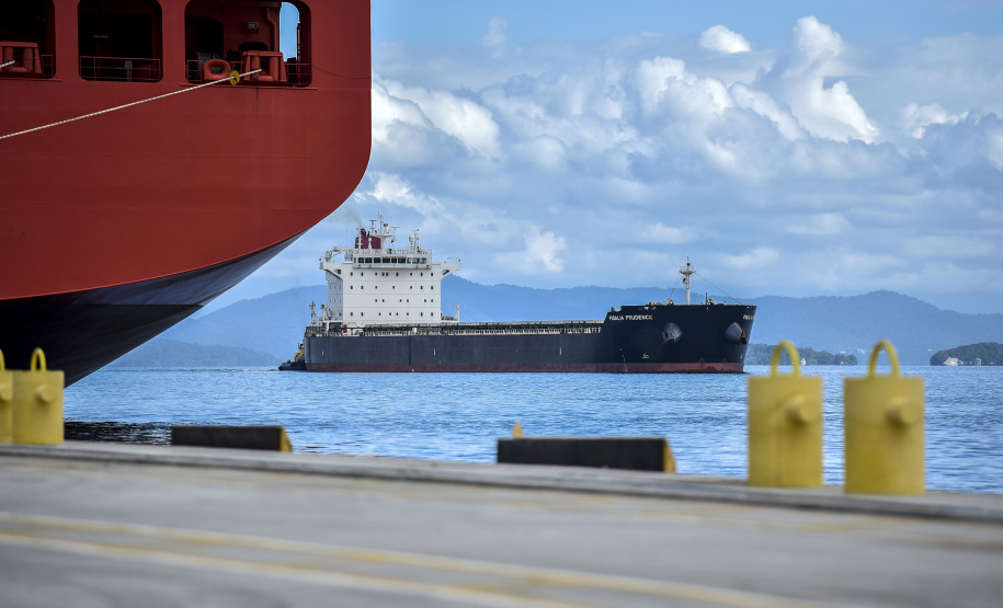 O tempo de espera para atracar nos portos paranaenses reduziu 26% de janeiro a outubro deste ano, em comparação com o mesmo período de 2018. Em 2019, em média, os navios aguardaram quatro dias entre o momento que anunciaram a chegada até encostar no cais. Nos dez primeiros meses do ano passado esse tempo era de 5,4 dias. Curitiba, 08-11-2019