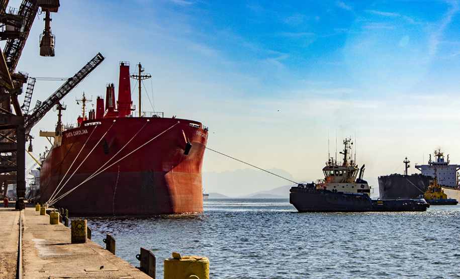 O tempo de espera para atracar nos portos paranaenses reduziu 26% de janeiro a outubro deste ano, em comparação com o mesmo período de 2018. Em 2019, em média, os navios aguardaram quatro dias entre o momento que anunciaram a chegada até encostar no cais. Nos dez primeiros meses do ano passado esse tempo era de 5,4 dias. Curitiba, 08-11-2019