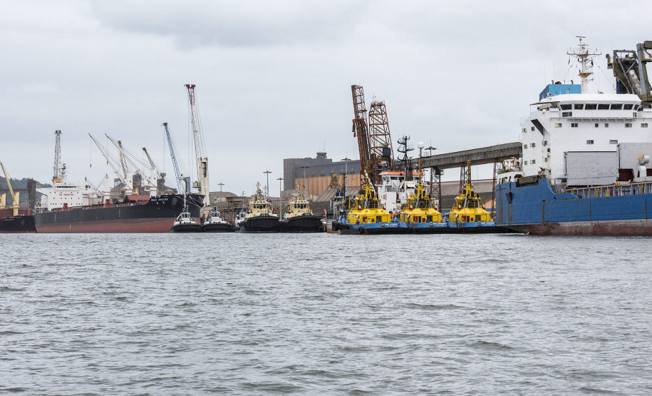 Diversas entidades que compõem a comunidade portuária participaram quinta-feira (7) de um simulado de acidente em um rebocador no Porto de Paranaguá. Para avaliar a reação dos envolvidos, poucos foram avisados do exercício. O fator surpresa foi o principal. Curitiba, 08-11-2019