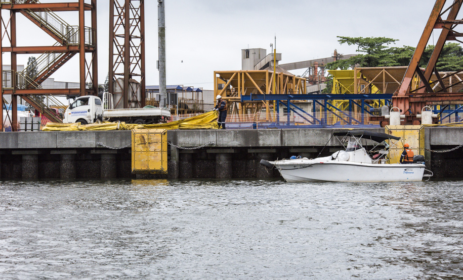 Diversas entidades que compõem a comunidade portuária participaram quinta-feira (7) de um simulado de acidente em um rebocador no Porto de Paranaguá. Para avaliar a reação dos envolvidos, poucos foram avisados do exercício. O fator surpresa foi o principal. Curitiba, 08-11-2019
