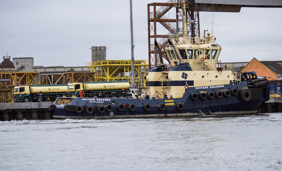 Diversas entidades que compõem a comunidade portuária participaram quinta-feira (7) de um simulado de acidente em um rebocador no Porto de Paranaguá. Para avaliar a reação dos envolvidos, poucos foram avisados do exercício. O fator surpresa foi o principal. Curitiba, 08-11-2019