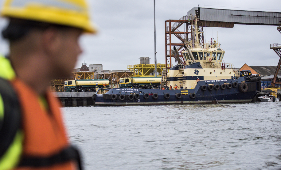 Diversas entidades que compõem a comunidade portuária participaram quinta-feira (7) de um simulado de acidente em um rebocador no Porto de Paranaguá. Para avaliar a reação dos envolvidos, poucos foram avisados do exercício. O fator surpresa foi o principal. Curitiba, 08-11-2019