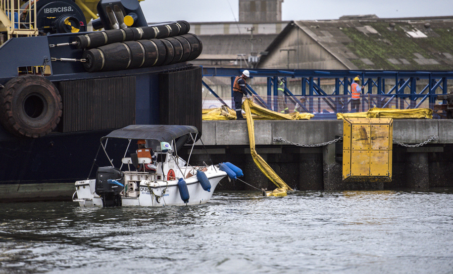 Diversas entidades que compõem a comunidade portuária participaram quinta-feira (7) de um simulado de acidente em um rebocador no Porto de Paranaguá. Para avaliar a reação dos envolvidos, poucos foram avisados do exercício. O fator surpresa foi o principal. Curitiba, 08-11-2019