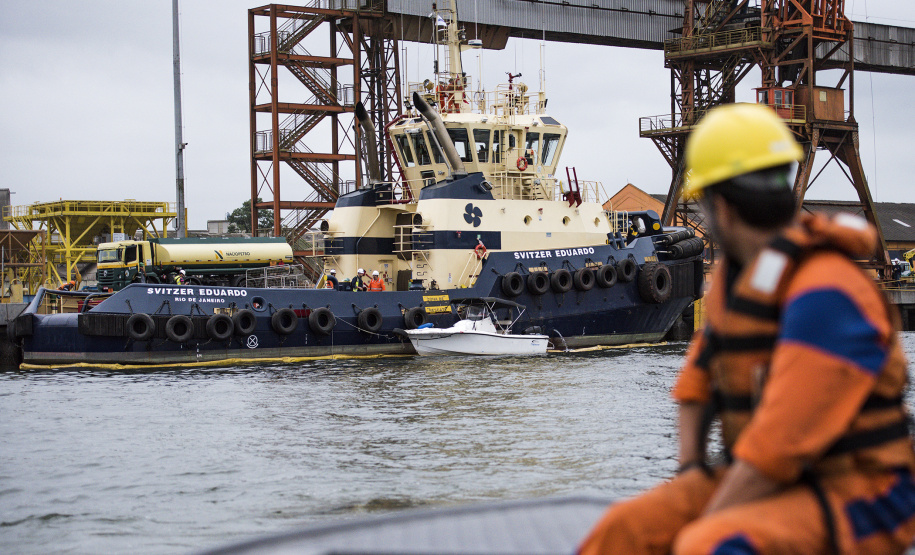 Diversas entidades que compõem a comunidade portuária participaram quinta-feira (7) de um simulado de acidente em um rebocador no Porto de Paranaguá. Para avaliar a reação dos envolvidos, poucos foram avisados do exercício. O fator surpresa foi o principal. Curitiba, 08-11-2019