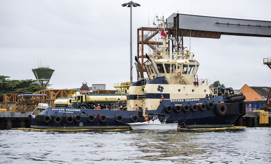 Diversas entidades que compõem a comunidade portuária participaram quinta-feira (7) de um simulado de acidente em um rebocador no Porto de Paranaguá. Para avaliar a reação dos envolvidos, poucos foram avisados do exercício. O fator surpresa foi o principal. Curitiba, 08-11-2019
