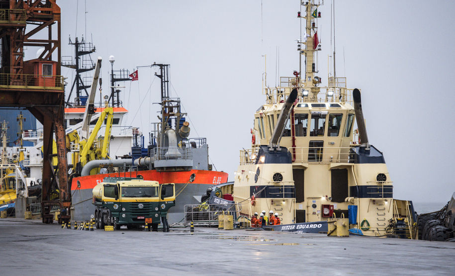 Diversas entidades que compõem a comunidade portuária participaram quinta-feira (7) de um simulado de acidente em um rebocador no Porto de Paranaguá. Para avaliar a reação dos envolvidos, poucos foram avisados do exercício. O fator surpresa foi o principal. Curitiba, 08-11-2019