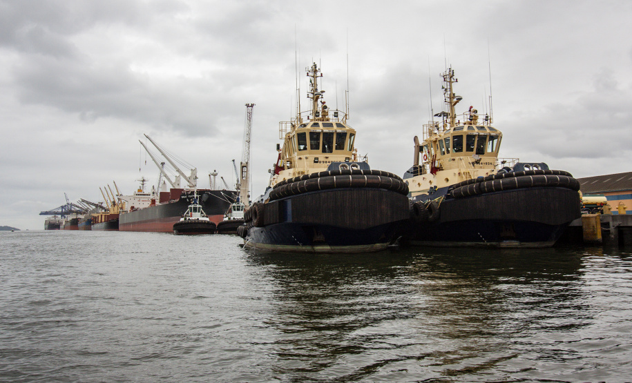 Diversas entidades que compõem a comunidade portuária participaram quinta-feira (7) de um simulado de acidente em um rebocador no Porto de Paranaguá. Para avaliar a reação dos envolvidos, poucos foram avisados do exercício. O fator surpresa foi o principal. Curitiba, 08-11-2019