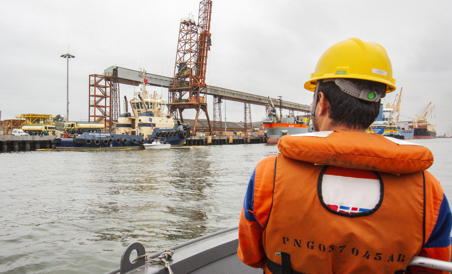 Diversas entidades que compõem a comunidade portuária participaram quinta-feira (7) de um simulado de acidente em um rebocador no Porto de Paranaguá. Para avaliar a reação dos envolvidos, poucos foram avisados do exercício. O fator surpresa foi o principal. Curitiba, 08-11-2019