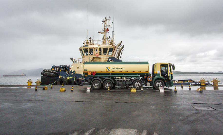 Diversas entidades que compõem a comunidade portuária participaram quinta-feira (7) de um simulado de acidente em um rebocador no Porto de Paranaguá. Para avaliar a reação dos envolvidos, poucos foram avisados do exercício. O fator surpresa foi o principal. Curitiba, 08-11-2019