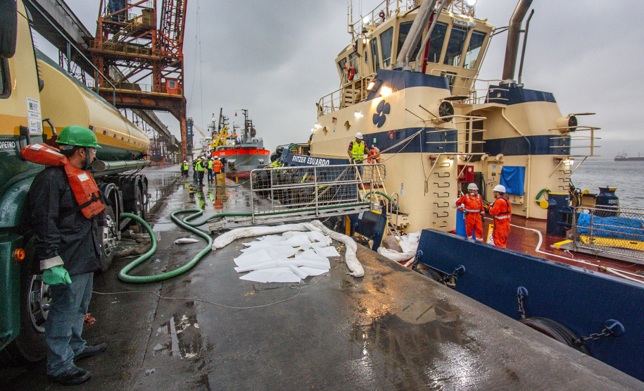 Diversas entidades que compõem a comunidade portuária participaram quinta-feira (7) de um simulado de acidente em um rebocador no Porto de Paranaguá. Para avaliar a reação dos envolvidos, poucos foram avisados do exercício. O fator surpresa foi o principal. Curitiba, 08-11-2019