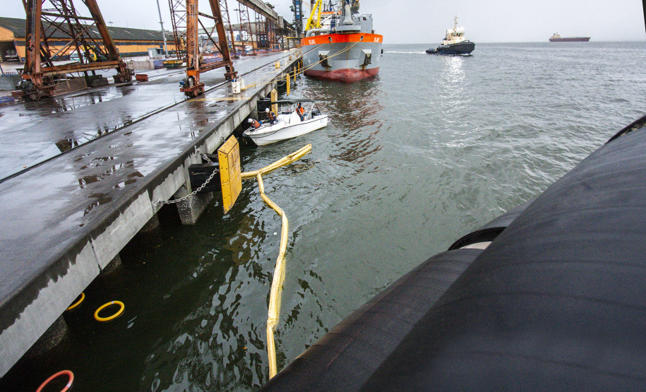 Diversas entidades que compõem a comunidade portuária participaram quinta-feira (7) de um simulado de acidente em um rebocador no Porto de Paranaguá. Para avaliar a reação dos envolvidos, poucos foram avisados do exercício. O fator surpresa foi o principal. Curitiba, 08-11-2019