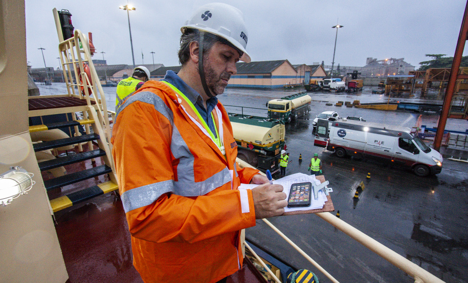 Diversas entidades que compõem a comunidade portuária participaram quinta-feira (7) de um simulado de acidente em um rebocador no Porto de Paranaguá. Para avaliar a reação dos envolvidos, poucos foram avisados do exercício. O fator surpresa foi o principal. Curitiba, 08-11-2019