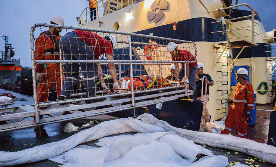 Diversas entidades que compõem a comunidade portuária participaram quinta-feira (7) de um simulado de acidente em um rebocador no Porto de Paranaguá. Para avaliar a reação dos envolvidos, poucos foram avisados do exercício. O fator surpresa foi o principal. Curitiba, 08-11-2019