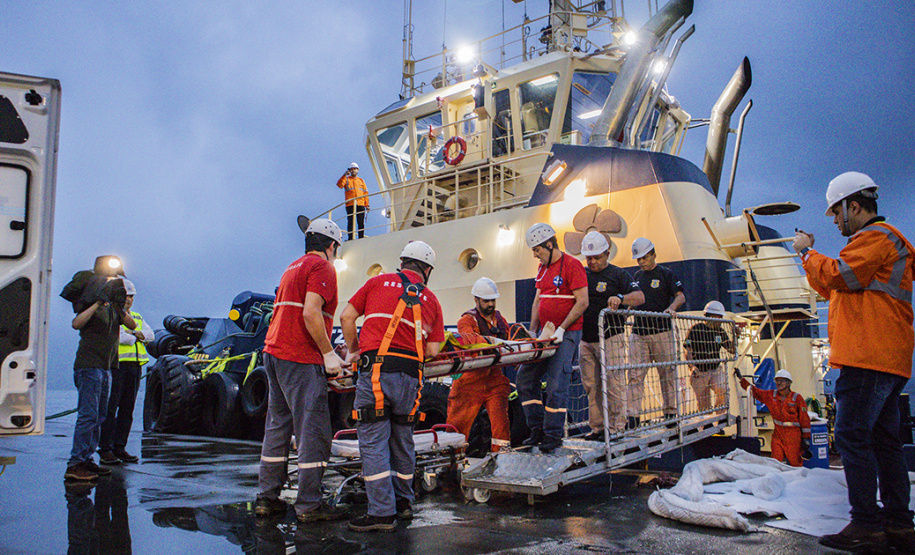 Diversas entidades que compõem a comunidade portuária participaram quinta-feira (7) de um simulado de acidente em um rebocador no Porto de Paranaguá. Para avaliar a reação dos envolvidos, poucos foram avisados do exercício. O fator surpresa foi o principal. Curitiba, 08-11-2019