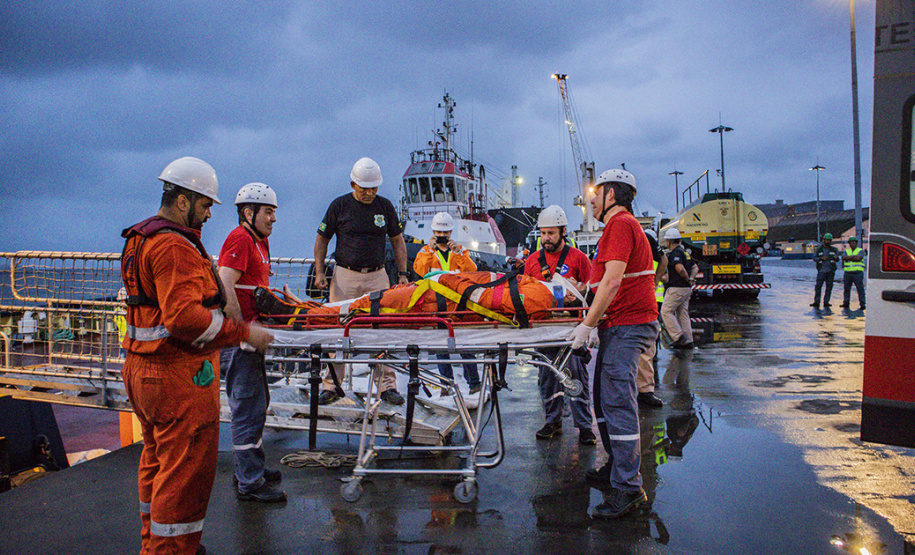 Diversas entidades que compõem a comunidade portuária participaram quinta-feira (7) de um simulado de acidente em um rebocador no Porto de Paranaguá. Para avaliar a reação dos envolvidos, poucos foram avisados do exercício. O fator surpresa foi o principal. Curitiba, 08-11-2019