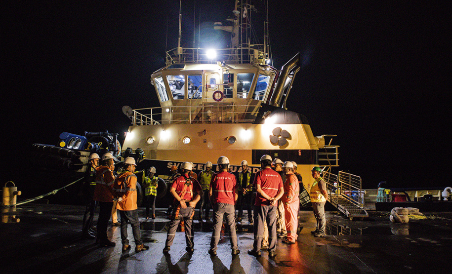 Diversas entidades que compõem a comunidade portuária participaram quinta-feira (7) de um simulado de acidente em um rebocador no Porto de Paranaguá. Para avaliar a reação dos envolvidos, poucos foram avisados do exercício. O fator surpresa foi o principal. Curitiba, 08-11-2019