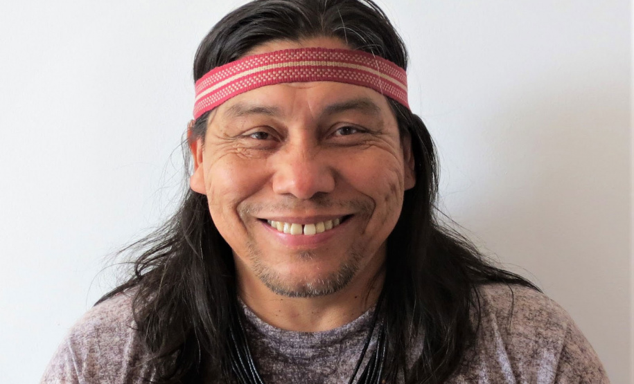 Escrita feminina, literatura afro-indígena e livro ilustrado são os temas macro escolhidos para inaugurar a I Festa Literária do Cotidiano Leitor. Serão três dias de evento, de 15 a 17 de novembro, no Museu Oscar Niemeyer, com uma série de experiências literárias. Na foto, Daniel Munduruku. Foto: Divulgação/SECC