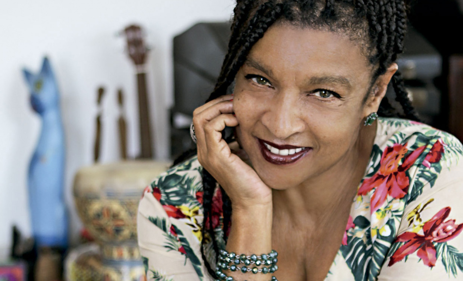 Escrita feminina, literatura afro-indígena e livro ilustrado são os temas macro escolhidos para inaugurar a I Festa Literária do Cotidiano Leitor. Serão três dias de evento, de 15 a 17 de novembro, no Museu Oscar Niemeyer, com uma série de experiências literárias. Na foto, Elisa Lucinda. Foto: Divulgação/SECC