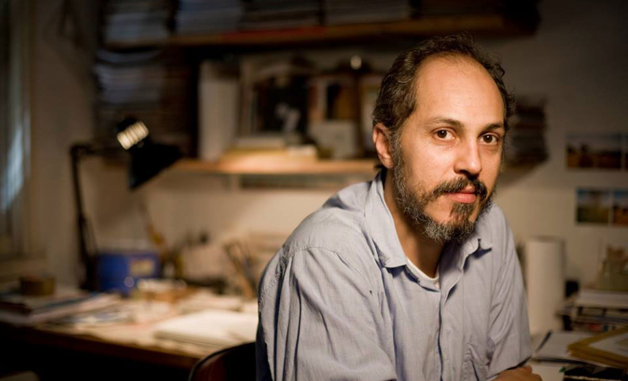 Escrita feminina, literatura afro-indígena e livro ilustrado são os temas macro escolhidos para inaugurar a I Festa Literária do Cotidiano Leitor. Serão três dias de evento, de 15 a 17 de novembro, no Museu Oscar Niemeyer, com uma série de experiências literárias. Na foto, Odilon Moraes. Foto: Divulgação/SECC