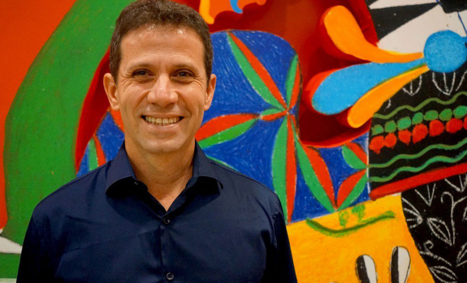 Escrita feminina, literatura afro-indígena e livro ilustrado são os temas macro escolhidos para inaugurar a I Festa Literária do Cotidiano Leitor. Serão três dias de evento, de 15 a 17 de novembro, no Museu Oscar Niemeyer, com uma série de experiências literárias. Na foto, Roger Mello. Foto: Divulgação/SECC