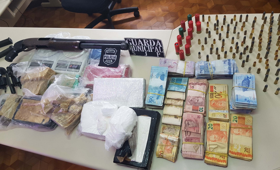 A operação conjunta entre a Divisão Estadual de Narcóticos do Paraná (Denarc) e a Guarda Municipal de São José dos Pinhais resultou na prisão de um homem, de 29 anos, responsável pelo armazenamento e venda de drogas em vários bairros daquela cidade nesta quinta-feira (07)