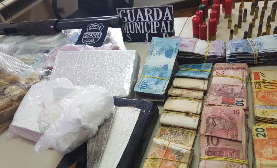A operação conjunta entre a Divisão Estadual de Narcóticos do Paraná (Denarc) e a Guarda Municipal de São José dos Pinhais resultou na prisão de um homem, de 29 anos, responsável pelo armazenamento e venda de drogas em vários bairros daquela cidade nesta quinta-feira (07)