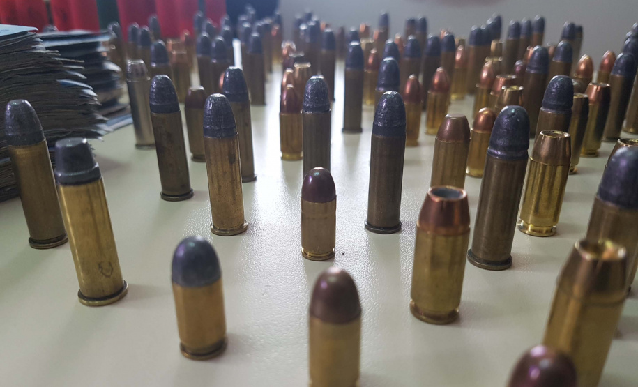 A operação conjunta entre a Divisão Estadual de Narcóticos do Paraná (Denarc) e a Guarda Municipal de São José dos Pinhais resultou na prisão de um homem, de 29 anos, responsável pelo armazenamento e venda de drogas em vários bairros daquela cidade nesta quinta-feira (07)