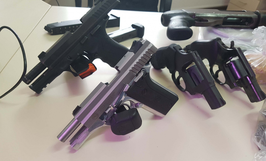 A operação conjunta entre a Divisão Estadual de Narcóticos do Paraná (Denarc) e a Guarda Municipal de São José dos Pinhais resultou na prisão de um homem, de 29 anos, responsável pelo armazenamento e venda de drogas em vários bairros daquela cidade nesta quinta-feira (07)