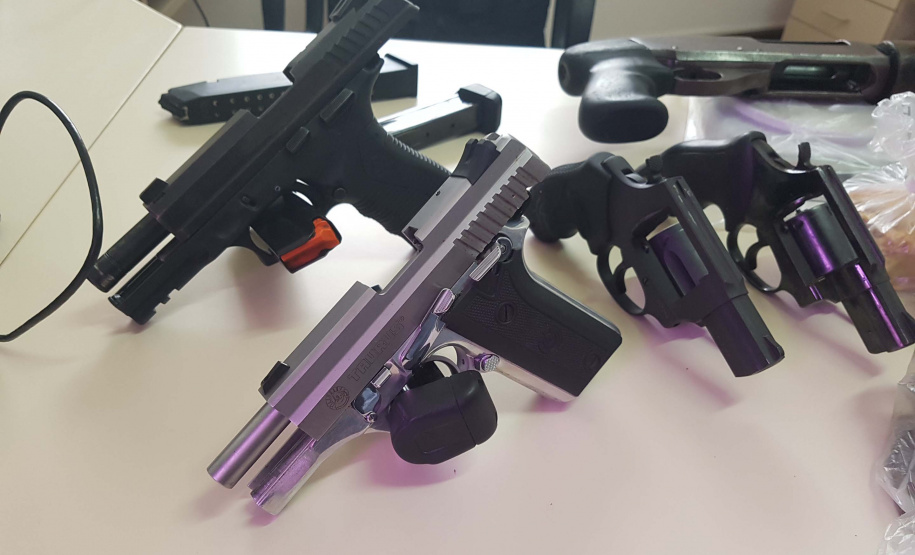 A operação conjunta entre a Divisão Estadual de Narcóticos do Paraná (Denarc) e a Guarda Municipal de São José dos Pinhais resultou na prisão de um homem, de 29 anos, responsável pelo armazenamento e venda de drogas em vários bairros daquela cidade nesta quinta-feira (07)