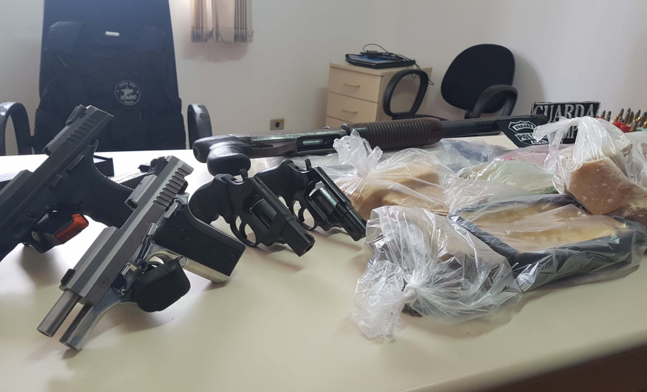 A operação conjunta entre a Divisão Estadual de Narcóticos do Paraná (Denarc) e a Guarda Municipal de São José dos Pinhais resultou na prisão de um homem, de 29 anos, responsável pelo armazenamento e venda de drogas em vários bairros daquela cidade nesta quinta-feira (07)