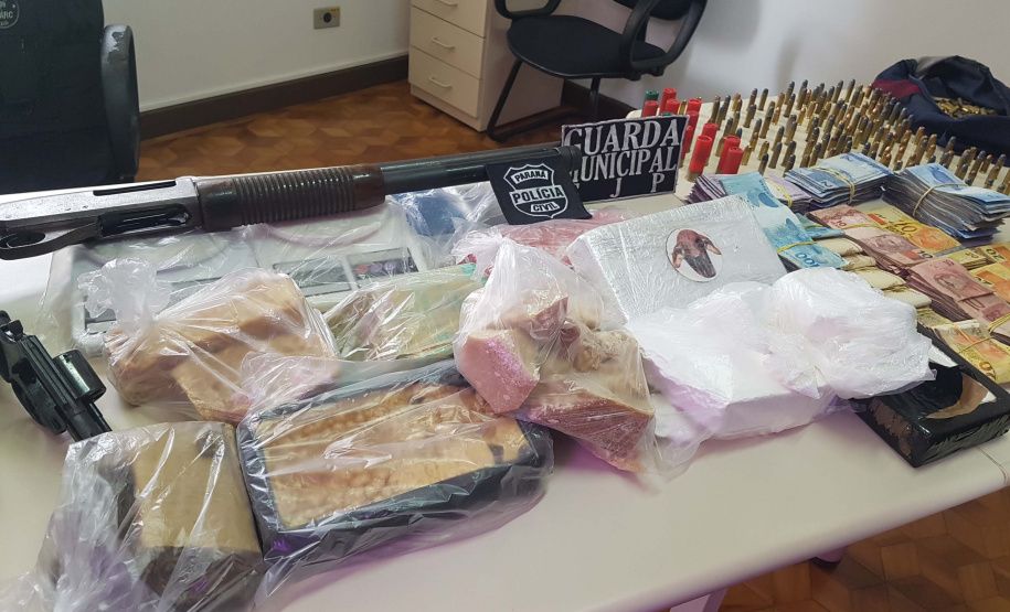 A operação conjunta entre a Divisão Estadual de Narcóticos do Paraná (Denarc) e a Guarda Municipal de São José dos Pinhais resultou na prisão de um homem, de 29 anos, responsável pelo armazenamento e venda de drogas em vários bairros daquela cidade nesta quinta-feira (07)