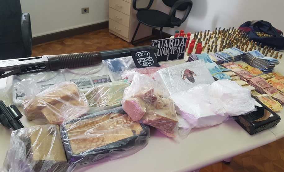 A operação conjunta entre a Divisão Estadual de Narcóticos do Paraná (Denarc) e a Guarda Municipal de São José dos Pinhais resultou na prisão de um homem, de 29 anos, responsável pelo armazenamento e venda de drogas em vários bairros daquela cidade nesta quinta-feira (07)