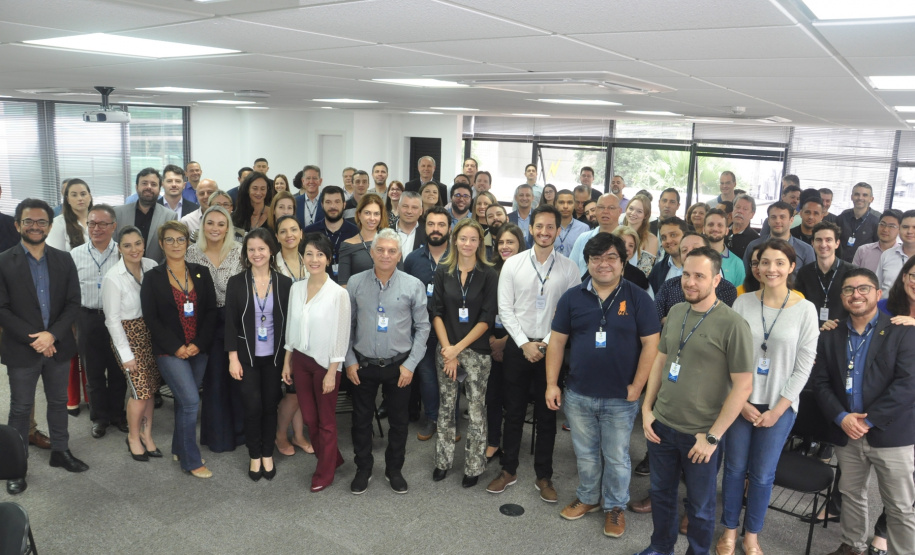 A diretoria e os funcionários da Fomento Paraná comemoraram nesta sexta-feira, em uma café da manhã, os 20 anos da instituição, que teve o funcionamento autorizado pelo Banco Central do Brasil em 08 de novembro de 1999 como Agência de Fomento do Paraná