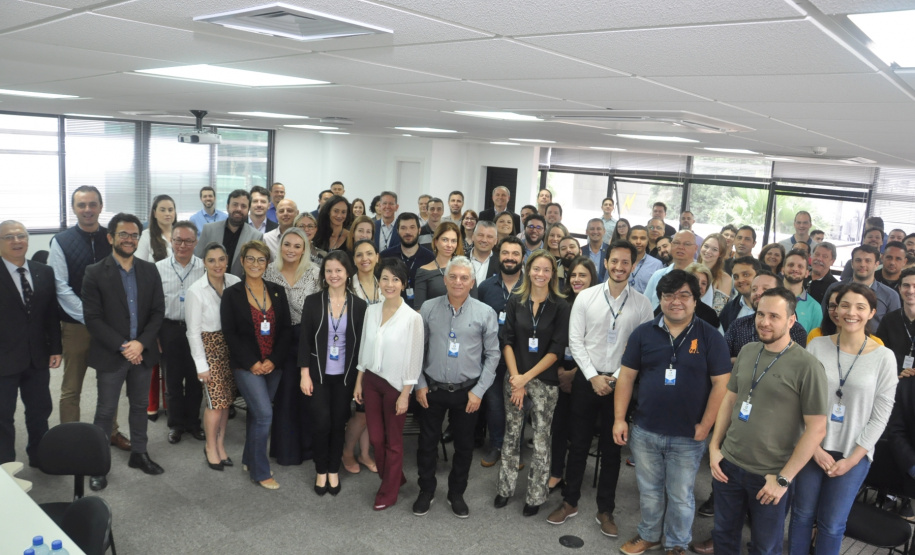 A diretoria e os funcionários da Fomento Paraná comemoraram nesta sexta-feira, em uma café da manhã, os 20 anos da instituição, que teve o funcionamento autorizado pelo Banco Central do Brasil em 08 de novembro de 1999 como Agência de Fomento do Paraná