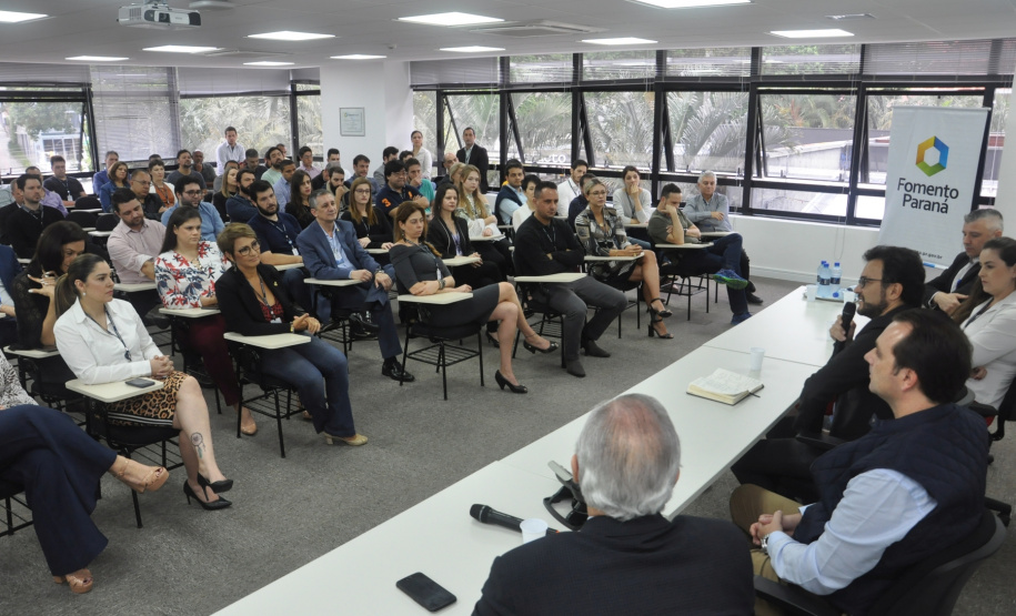 A diretoria e os funcionários da Fomento Paraná comemoraram nesta sexta-feira, em uma café da manhã, os 20 anos da instituição, que teve o funcionamento autorizado pelo Banco Central do Brasil em 08 de novembro de 1999 como Agência de Fomento do Paraná