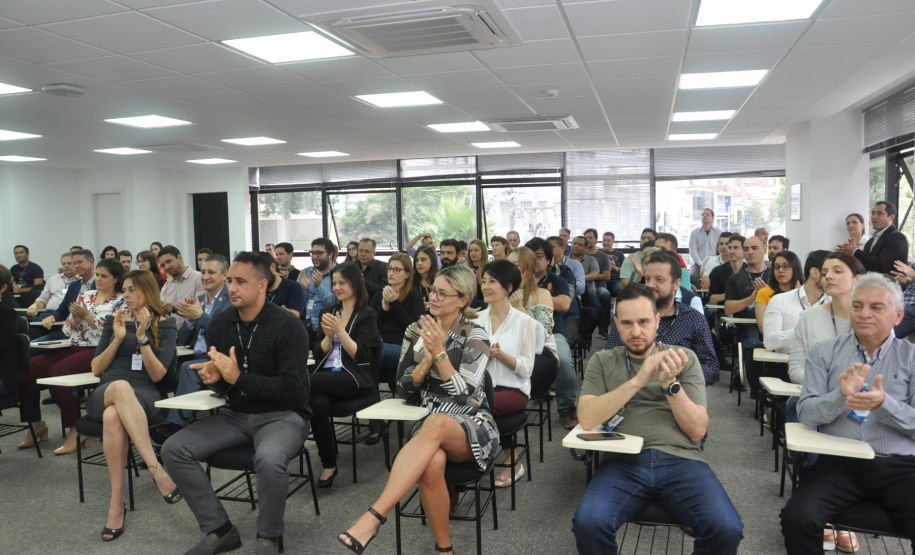 A diretoria e os funcionários da Fomento Paraná comemoraram nesta sexta-feira, em uma café da manhã, os 20 anos da instituição, que teve o funcionamento autorizado pelo Banco Central do Brasil em 08 de novembro de 1999 como Agência de Fomento do Paraná