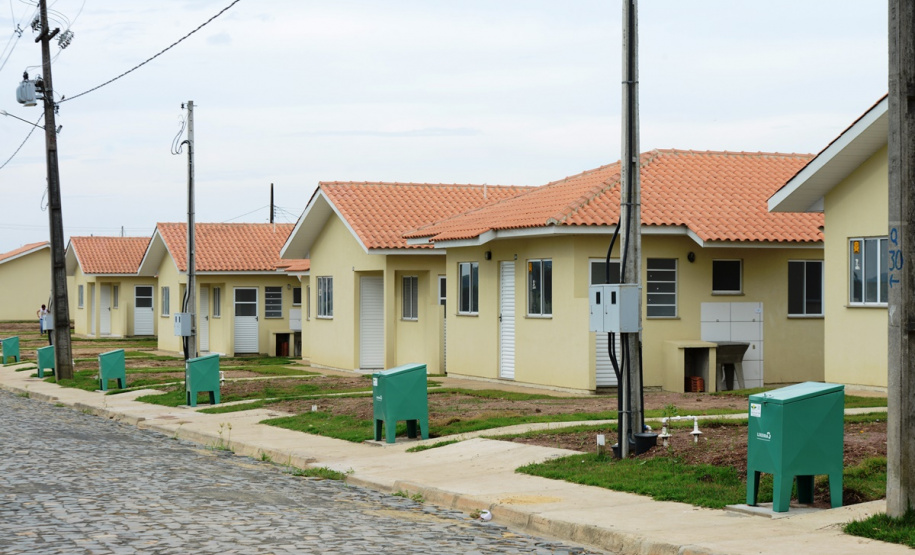 Vinte e seis famílias de Mallet, na região Centro-Sul do Paraná, receberam nesta sexta-feira (8) as chaves da casa própria. Elas se juntam a outras 20 famílias que residem no conjunto habitacional desde junho, e que recebeu em suas duas etapas cerca de R$ 3,2 milhões de investimentos do Governo do Estado, Governo Federal e prefeitura.