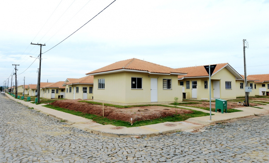 Vinte e seis famílias de Mallet, na região Centro-Sul do Paraná, receberam nesta sexta-feira (8) as chaves da casa própria. Elas se juntam a outras 20 famílias que residem no conjunto habitacional desde junho, e que recebeu em suas duas etapas cerca de R$ 3,2 milhões de investimentos do Governo do Estado, Governo Federal e prefeitura.