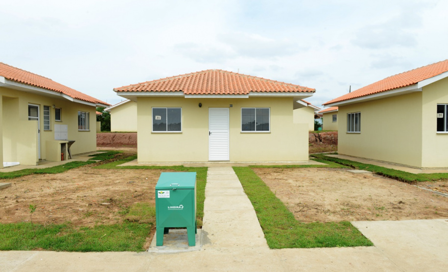 Vinte e seis famílias de Mallet, na região Centro-Sul do Paraná, receberam nesta sexta-feira (8) as chaves da casa própria. Elas se juntam a outras 20 famílias que residem no conjunto habitacional desde junho, e que recebeu em suas duas etapas cerca de R$ 3,2 milhões de investimentos do Governo do Estado, Governo Federal e prefeitura.