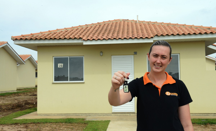 Vinte e seis famílias de Mallet, na região Centro-Sul do Paraná, receberam nesta sexta-feira (8) as chaves da casa própria. Elas se juntam a outras 20 famílias que residem no conjunto habitacional desde junho, e que recebeu em suas duas etapas cerca de R$ 3,2 milhões de investimentos do Governo do Estado, Governo Federal e prefeitura.